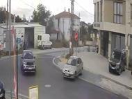 Otomobille çarptığı 'dur' tabelasını yerinden sökmeye çalıştı