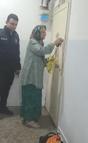 Yolunu kaybeden 76 yaşındaki kadını polis evine ulaştırdı