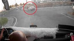 Kaldırımda yürürken otomobilin çarptığı anne ve 2 çocuğu yaralandı; kaza kamerada