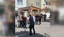 Öğretmenler kamelyayı, 200 metre mesafedeki yeni okula taşıdı