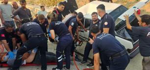 Kazada otomobilde sıkışanları itfaiye kurtardı
