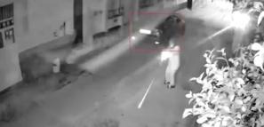 Kasklı şüphelinin eve silahlı saldırısı kamerada