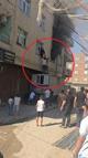 Yangında mahsur kalan kadını konteynerin üzerine çıkarak kurtardılar