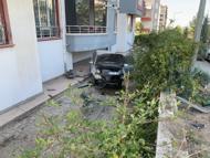 Otomobil park halindeki araca çarpıp apartman bahçesine düştü: 1 yaralı