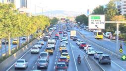 İstanbul'da yeni eğitim öğretin döneminin ilk günü trafik yoğunluğu oluştu -1