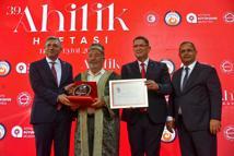 'Yılın Ahisi' Mehmet Çelik, kaftanını giydi