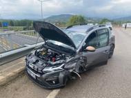 İnegöl'de otomobil bariyerlere çarptı: 2 yaralı