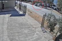 Kaldırıma çarpıp ters dönen otomobildeki baba oğul yaralandı