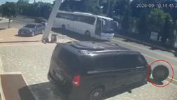 Kamyonun fırlayan tekerleği tabelaya çarptı