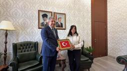 Yerde gördüğü Türk bayrağını alan kurye Gülten’e vali tebriği