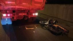 Kamyona çarpan motosiklet sürücüsü yaralandı