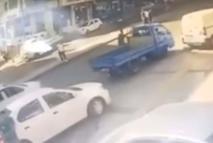 Açtığı kamyonetin kapısı bisikletliye çarptı