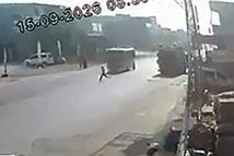 Yoldan geçerken minibüsün çarptığı çocuk yaralandı; sürücü gözaltında