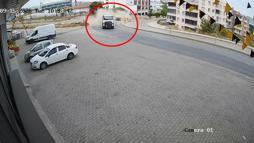 Hafriyat kamyonu karşı yöne geçip kamyon ile istinat duvarına çarptı; kaza kamerada