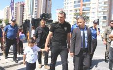 Şehit polisin oğlu Çınar'ı okula Emniyet Müdürü Aydın götürdü