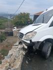 Sarıyer'de duvara çarpan okul servisinin şoförü yaralandı