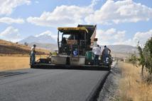 Kayseri’de yol genişletme ve sıcak asfalt çalışmaları sürüyor