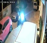 Evinin önüne park ettiği motosikleti çalındı; o anlar kamerada
