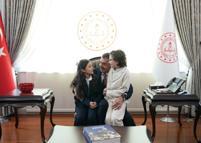 Bakan Tekin, Cumhurbaşkanı Erdoğan ile şarkı söyleyen öğrencileri kabul etti