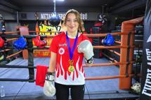 Lise arkadaşları sayesinde başladığı muay thai sporunda dünya şampiyonu oldu