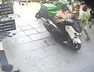 Bakırköy’de motokuryeye yumruklu saldırı kamerada; şikayetçi oldu