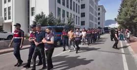 Hırsızlık şüphelilerine, adliyede yakınlarından tükürüklü tepki
