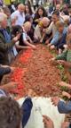 3 metrelik tepside 50 kilo İskender kebabı yemek için sıraya girdiler