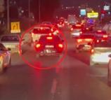 Otomobilin, ihbara giden itfaiye aracının önünde ilerlediği anlar kamerada