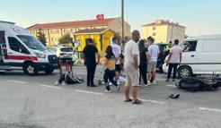 Motosikletle otomobilin çarpıştığı kaza kamerada; 2 yaralı