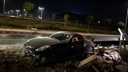 Kontrolden çıkan otomobil, beton bariyerlere çarptı