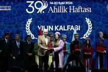 Oto boya kalfası Nisanur, 'Yılın Kalfası' ödülünü Kurtulmuş'un elinden aldı