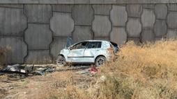 Üst geçitten düşen otomobilin sürücüsü yaralandı