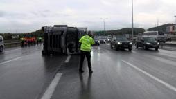 Pendik’te TIR devrildi; trafik yoğunluğu oluştu