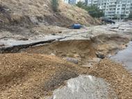 Ankara'da selde çöken yolda 20 araç hasar gördü