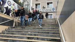 İstanbul'da 'Masöz aranıyor' ilanına başvuran kadınları fuhuşa yönlendiren 15 şüpheli yakalandı