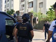 Yakalanacağını anlayan şüpheli, elinde el bombası ile kendisini eve kilitledi