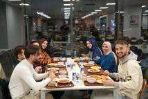 Ümraniye’de üniversite öğrencilerine ücretsiz akşam yemeği