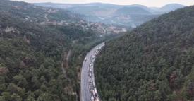 Otoyolda araç yüklü TIR yandı (2)