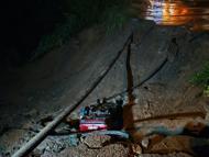 Trabzon'da mahalle yolu çöktü; sürüklenen araçtaki 2 kişi yaralandı / Ek fotoğraflar