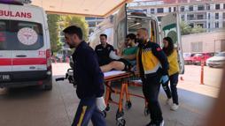 Kazada yaralanan sürücü, sedyede güneş gözlüğüyle hastaneye gitti