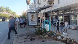 Otomobil önce yayaya ardından duraktaki karı kocaya çarptı; 3 yaralı