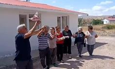 50 yıllık okul binasını imece usulü yenileyip, halayla kutladılar