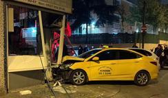 Kazada savrulan araçlar iş yerine çarptı