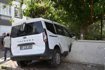 Hafif ticari araç apartman duvarına çarptı