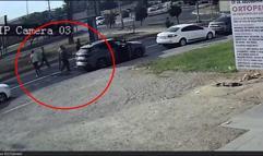 Yola saçılan sebze ve meyveleri sürücüler toplayıp kamyonete taşıdı