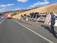 Devrilen saman yüklü TIR’da yangın çıktı
