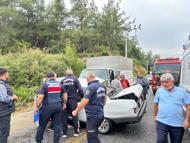 Kamyonet ile otomobil çarpıştı: 1 ölü, 2 yaralı