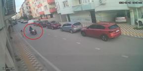 Motosikletin çarptığı çocuk yaralandı: Kaza anı kamerada
