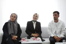 Bakan Göktaş, evlilik kredisinden yararlanan yeni evli çiftin ilk misafiri oldu