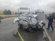 TIR, otomobile çarptı; 2 ölü